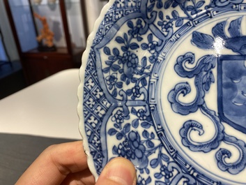 Paire d'assiettes en porcelaine de Chine en bleu et blanc aux armes de la famille De Pinto pour le march&eacute; portugais, Kangxi