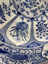 Tr&egrave;s grand plat en porcelaine de Chine en bleu et blanc &agrave; d&eacute;cor de paons, Kangxi