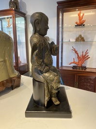 Sculpture d'un gardien bouddhiste en bois laqu&eacute; et polychrom&eacute;, Chine, Ming