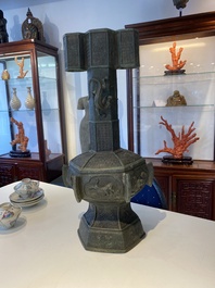 Tr&egrave;s grand vase &agrave; fl&egrave;ches de type 'touhu' en bronze, Chine, Yuan