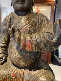 Sculpture d'un gardien bouddhiste en bois laqu&eacute; et polychrom&eacute;, Chine, Ming
