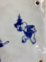 Twee uiterst zeldzame Chinese blauw-witte tegels met spelende jongens, Kangxi