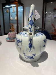 Grande verseuse &agrave; vin couverte en porcelaine de Chine en bleu et blanc &agrave; d&eacute;cor d'une grue et de lotus, &eacute;poque Transition