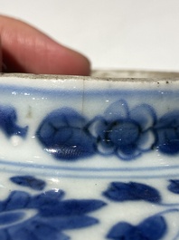 Grande verseuse &agrave; vin couverte en porcelaine de Chine en bleu et blanc &agrave; d&eacute;cor d'une grue et de lotus, &eacute;poque Transition