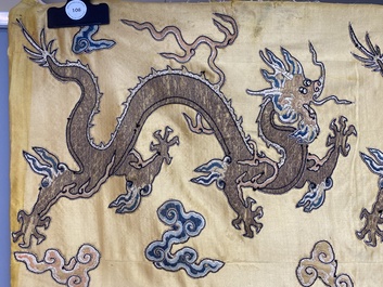 Panneau de forme rectangulaire en soie brod&eacute;e &agrave; d&eacute;cor de seize dragons &agrave; cinq griffes sur fond jaune, marque Da Ming 大明, Chine, 19&egrave;me