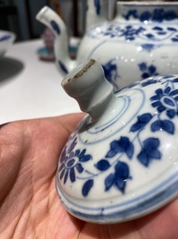 Grande verseuse &agrave; vin couverte en porcelaine de Chine en bleu et blanc &agrave; d&eacute;cor d'une grue et de lotus, &eacute;poque Transition