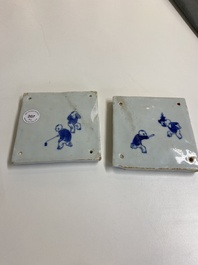 Deux carreaux en porcelaine de Chine en bleu et blanc &agrave; d&eacute;cor de gar&ccedil;ons jouant, Kangxi