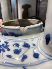 Grande verseuse &agrave; vin couverte en porcelaine de Chine en bleu et blanc &agrave; d&eacute;cor d'une grue et de lotus, &eacute;poque Transition