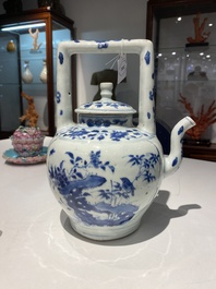 Grande verseuse &agrave; vin couverte en porcelaine de Chine en bleu et blanc &agrave; d&eacute;cor d'une grue et de lotus, &eacute;poque Transition