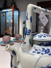 Grande verseuse &agrave; vin couverte en porcelaine de Chine en bleu et blanc &agrave; d&eacute;cor d'une grue et de lotus, &eacute;poque Transition