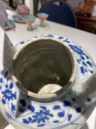 Grande verseuse &agrave; vin couverte en porcelaine de Chine en bleu et blanc &agrave; d&eacute;cor d'une grue et de lotus, &eacute;poque Transition