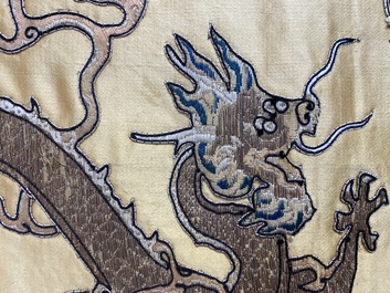 Panneau de forme rectangulaire en soie brod&eacute;e &agrave; d&eacute;cor de seize dragons &agrave; cinq griffes sur fond jaune, marque Da Ming 大明, Chine, 19&egrave;me