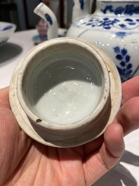 Grande verseuse &agrave; vin couverte en porcelaine de Chine en bleu et blanc &agrave; d&eacute;cor d'une grue et de lotus, &eacute;poque Transition