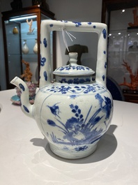 Grande verseuse &agrave; vin couverte en porcelaine de Chine en bleu et blanc &agrave; d&eacute;cor d'une grue et de lotus, &eacute;poque Transition