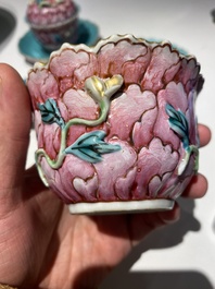 Belle paire de bols couverts sur pr&eacute;sentoirs en porcelaine de Chine famille rose, Qianlong