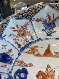 Grand plat en porcelaine de Chine famille verte &agrave; d&eacute;cor d'un couple europ&eacute;en dans une cal&egrave;che, Kangxi