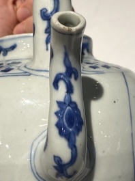 Grande verseuse &agrave; vin couverte en porcelaine de Chine en bleu et blanc &agrave; d&eacute;cor d'une grue et de lotus, &eacute;poque Transition