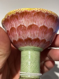 Paire de bols sur pi&eacute;douche en forme de lotus en porcelaine de Chine famille rose, Yongzheng