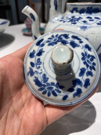 Grande verseuse &agrave; vin couverte en porcelaine de Chine en bleu et blanc &agrave; d&eacute;cor d'une grue et de lotus, &eacute;poque Transition