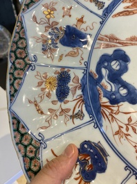 Grand plat en porcelaine de Chine famille verte &agrave; d&eacute;cor d'un couple europ&eacute;en dans une cal&egrave;che, Kangxi
