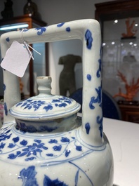 Grande verseuse &agrave; vin couverte en porcelaine de Chine en bleu et blanc &agrave; d&eacute;cor d'une grue et de lotus, &eacute;poque Transition