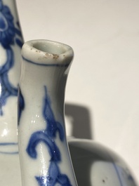 Grande verseuse &agrave; vin couverte en porcelaine de Chine en bleu et blanc &agrave; d&eacute;cor d'une grue et de lotus, &eacute;poque Transition