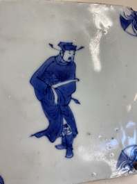 Deux carreaux en porcelaine de Chine en bleu et blanc &agrave; d&eacute;cor d'un lettr&eacute; et d'un gardien, &eacute;poque Transition