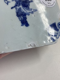 Deux carreaux en porcelaine de Chine en bleu et blanc &agrave; d&eacute;cor d'un lettr&eacute; et d'un gardien, &eacute;poque Transition
