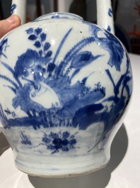 Grande verseuse &agrave; vin couverte en porcelaine de Chine en bleu et blanc &agrave; d&eacute;cor d'une grue et de lotus, &eacute;poque Transition