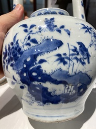 Grande verseuse &agrave; vin couverte en porcelaine de Chine en bleu et blanc &agrave; d&eacute;cor d'une grue et de lotus, &eacute;poque Transition