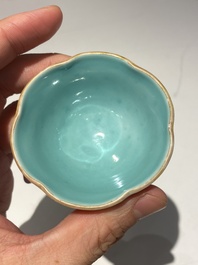 Paire de bols sur pi&eacute;douche en forme de lotus en porcelaine de Chine famille rose, Yongzheng