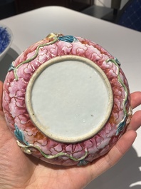 Belle paire de bols couverts sur pr&eacute;sentoirs en porcelaine de Chine famille rose, Qianlong