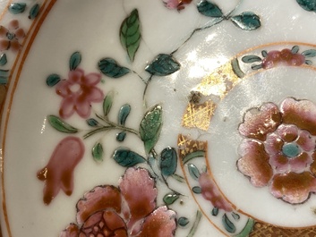 Tasse et soucoupe en porcelaine de Chine famille rose ajour&eacute;es et &agrave; double parois, Yongzheng/Qianlong