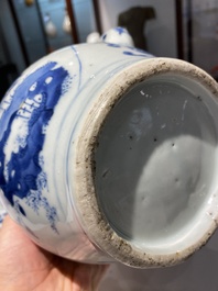 Grande verseuse &agrave; vin couverte en porcelaine de Chine en bleu et blanc &agrave; d&eacute;cor d'une grue et de lotus, &eacute;poque Transition