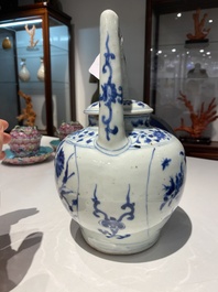 Grande verseuse &agrave; vin couverte en porcelaine de Chine en bleu et blanc &agrave; d&eacute;cor d'une grue et de lotus, &eacute;poque Transition