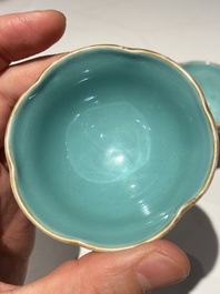 Paire de bols sur pi&eacute;douche en forme de lotus en porcelaine de Chine famille rose, Yongzheng