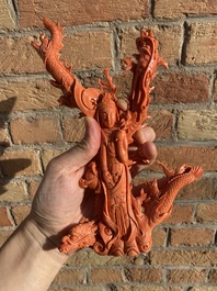 Sculpture de Guanyin debout et son dragon en corail rouge, Chine, 19/20&egrave;me