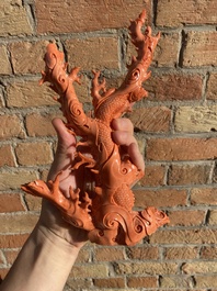 Sculpture de Guanyin debout et son dragon en corail rouge, Chine, 19/20&egrave;me