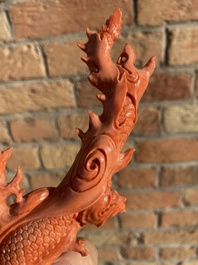 Sculpture de Guanyin debout et son dragon en corail rouge, Chine, 19/20&egrave;me