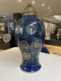 Vase en porcelaine de Chine en bleu poudr&eacute; aux rinceaux de lotus dor&eacute; au couvercle dor&eacute;, Chine, Kangxi