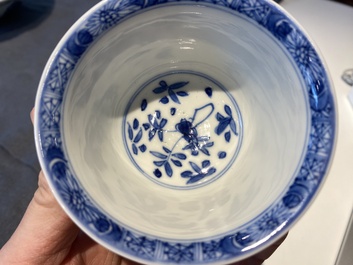 Paire de tasses et soucoupes ajour&eacute;es et &agrave; double parois en porcelaine de Chine en bleu et blanc, Kangxi