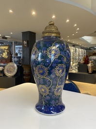 Vase en porcelaine de Chine en bleu poudr&eacute; aux rinceaux de lotus dor&eacute; au couvercle dor&eacute;, Chine, Kangxi