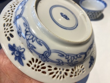 Paire de tasses et soucoupes ajour&eacute;es et &agrave; double parois en porcelaine de Chine en bleu et blanc, Kangxi