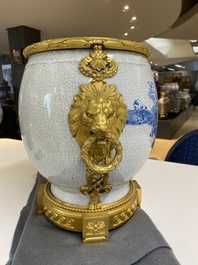 Een grote Chinese blauw-witte craquel&eacute; 'karpers' vaas met uitzonderlijke vergulde bronzen monturen, 18/19e eeuw
