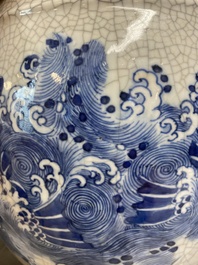 Grand vase en porcelaine de Chine en bleu et blanc &agrave; fond craquel&eacute; &agrave; monture en bronze dor&eacute;, 18/19&egrave;me