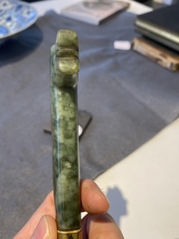 Poignard moghol &agrave; manche zoomorphique en jade vert, Inde, 17&egrave;me