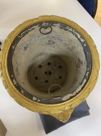 Een grote Chinese blauw-witte craquel&eacute; 'karpers' vaas met uitzonderlijke vergulde bronzen monturen, 18/19e eeuw