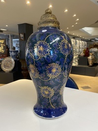 Vase en porcelaine de Chine en bleu poudr&eacute; aux rinceaux de lotus dor&eacute; au couvercle dor&eacute;, Chine, Kangxi