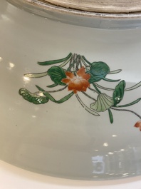 Immense plat en porcelaine de Chine famille verte &agrave; d&eacute;cor de cailles et de pivoines, marque de Kangxi, 20&egrave;me