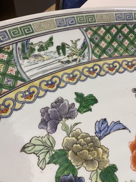 Immense plat en porcelaine de Chine famille verte &agrave; d&eacute;cor de cailles et de pivoines, marque de Kangxi, 20&egrave;me